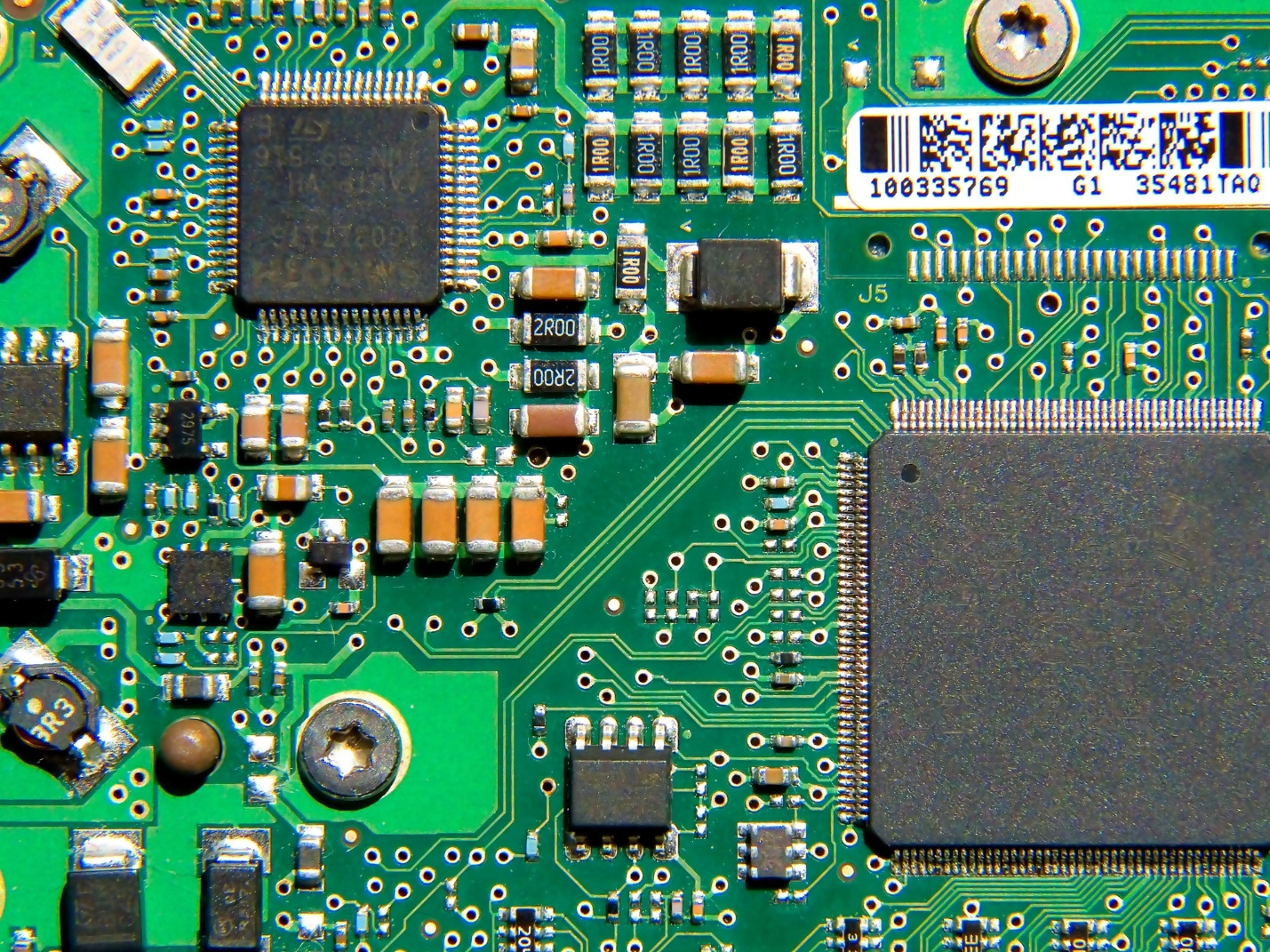 PCB circuit board with electronic components and circuit traces